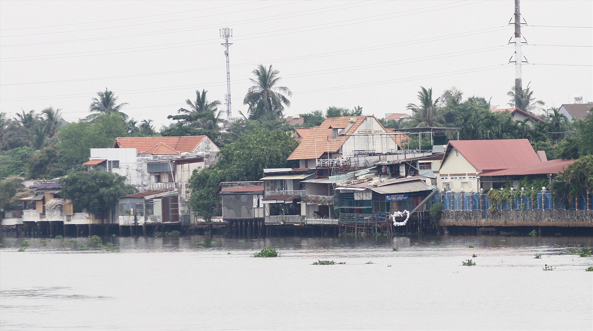 Nhiều căn nhà, hàng quán xây dựng sát mép sông Sài Gòn đoạn từ cầu Bình Lợi về phía thượng lưu thuộc địa bàn quận Thủ Đức.  Ảnh: Minh Quân
