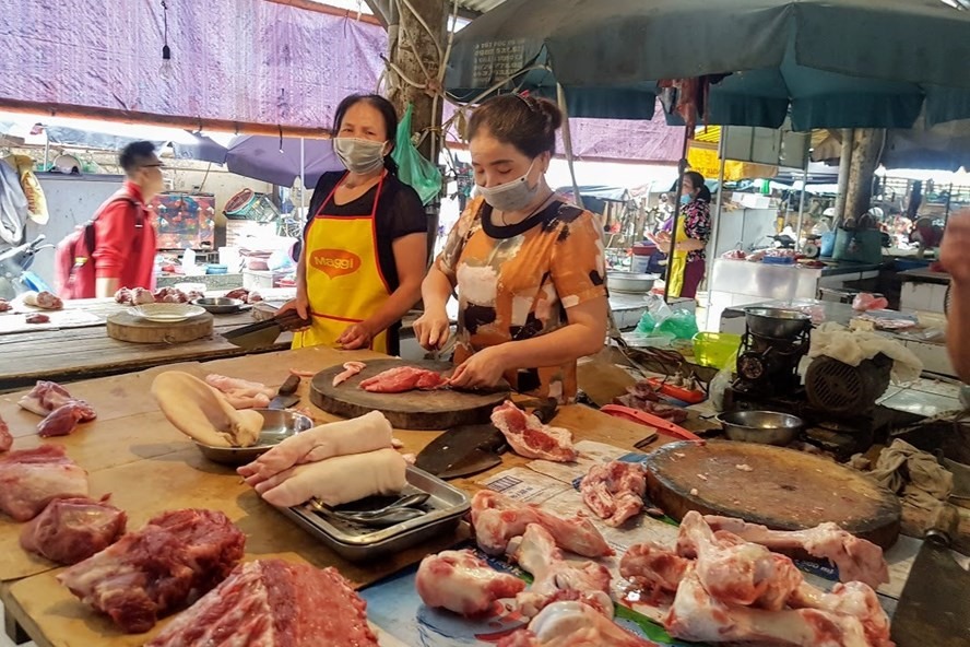 Giá thịt lợn không giảm do nguồn cung giảm mạnh, việc chăn nuôi, tái đàn lợn khó khăn do dịch tả lợn Châu Phi tái phát. Ảnh: Khánh Vũ