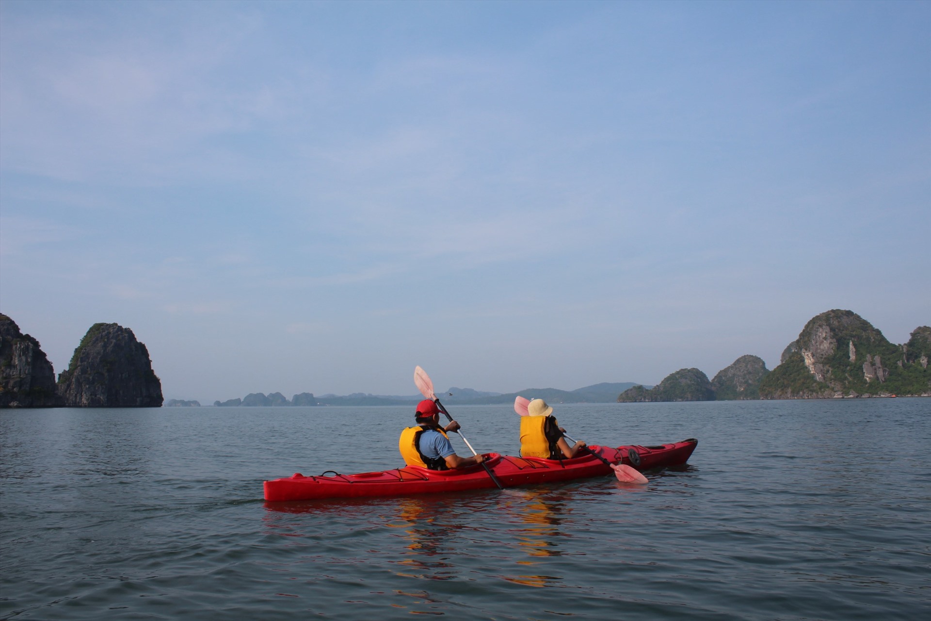 Chèo thuyền Kayak trên vịnh Bái Tử Long. Ảnh: Nguyễn Hùng