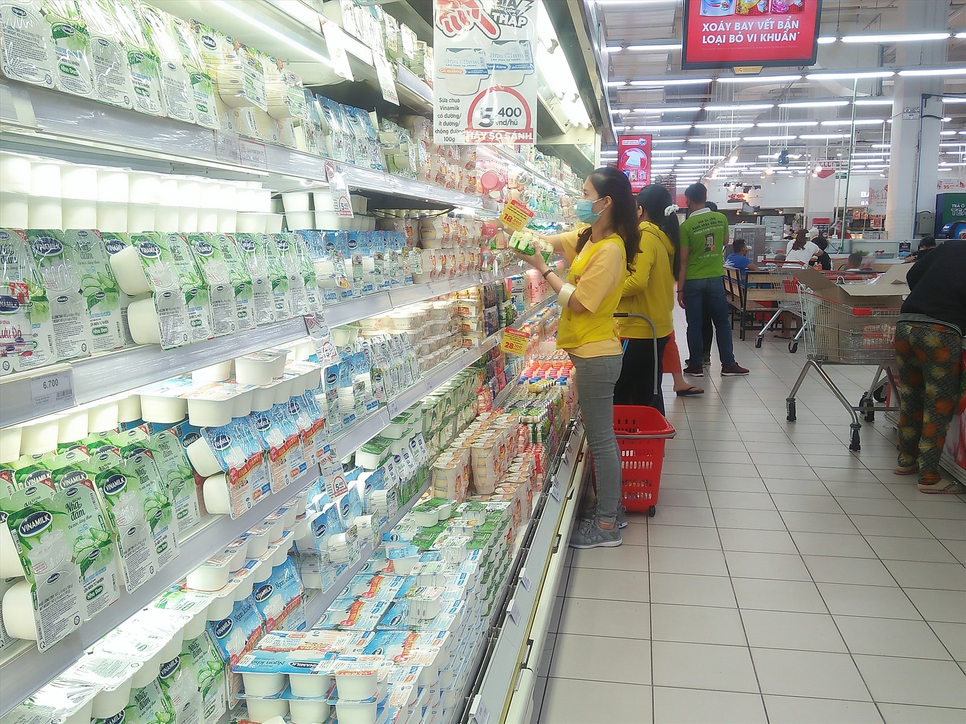 Sữa chua cũng được gười dân chọn lựa để giải nhiệt trời nắng nóng tại siêu thị Big C. Ảnh: Minh Khang