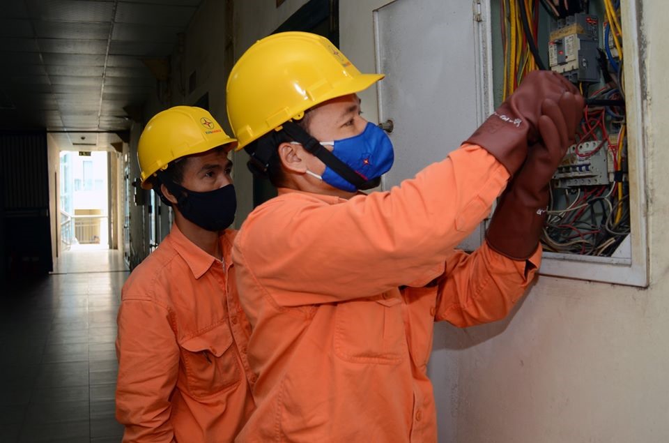 Công nhân Điện lực Hà Nội kiểm tra công tơ điện. Ảnh: EVN