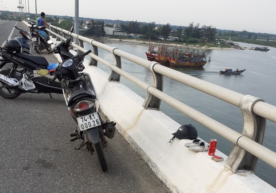 Chiếc xe nghi của nạn nhân để lại trên cầu Cửa Việt. Ảnh: HT.