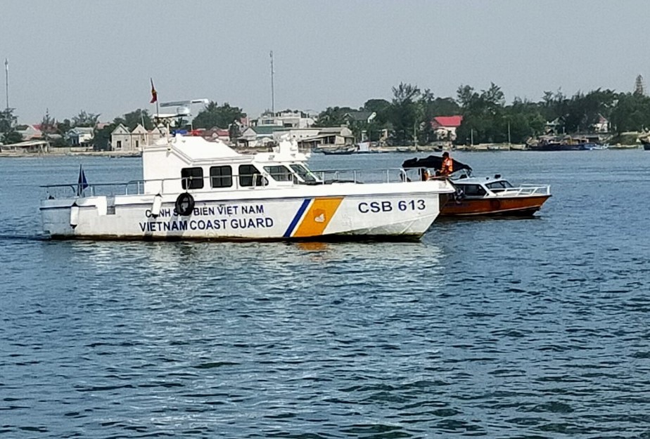 Tàu của lực lượng Cảnh sát biển tổ chức tìm kiếm nạn nhân. Ảnh: HT.