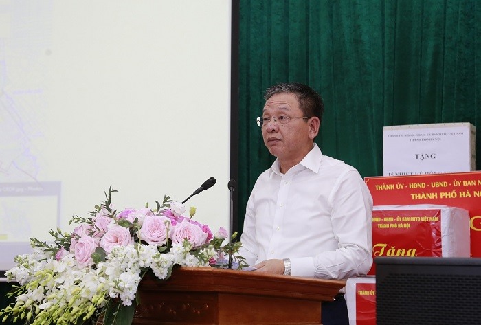 Chủ tịch UBND quận Nam Từ Liêm Trần Đức Hoạt báo cáo tại buổi làm việc. Ảnh: Cổng giao tiếp thành phố.