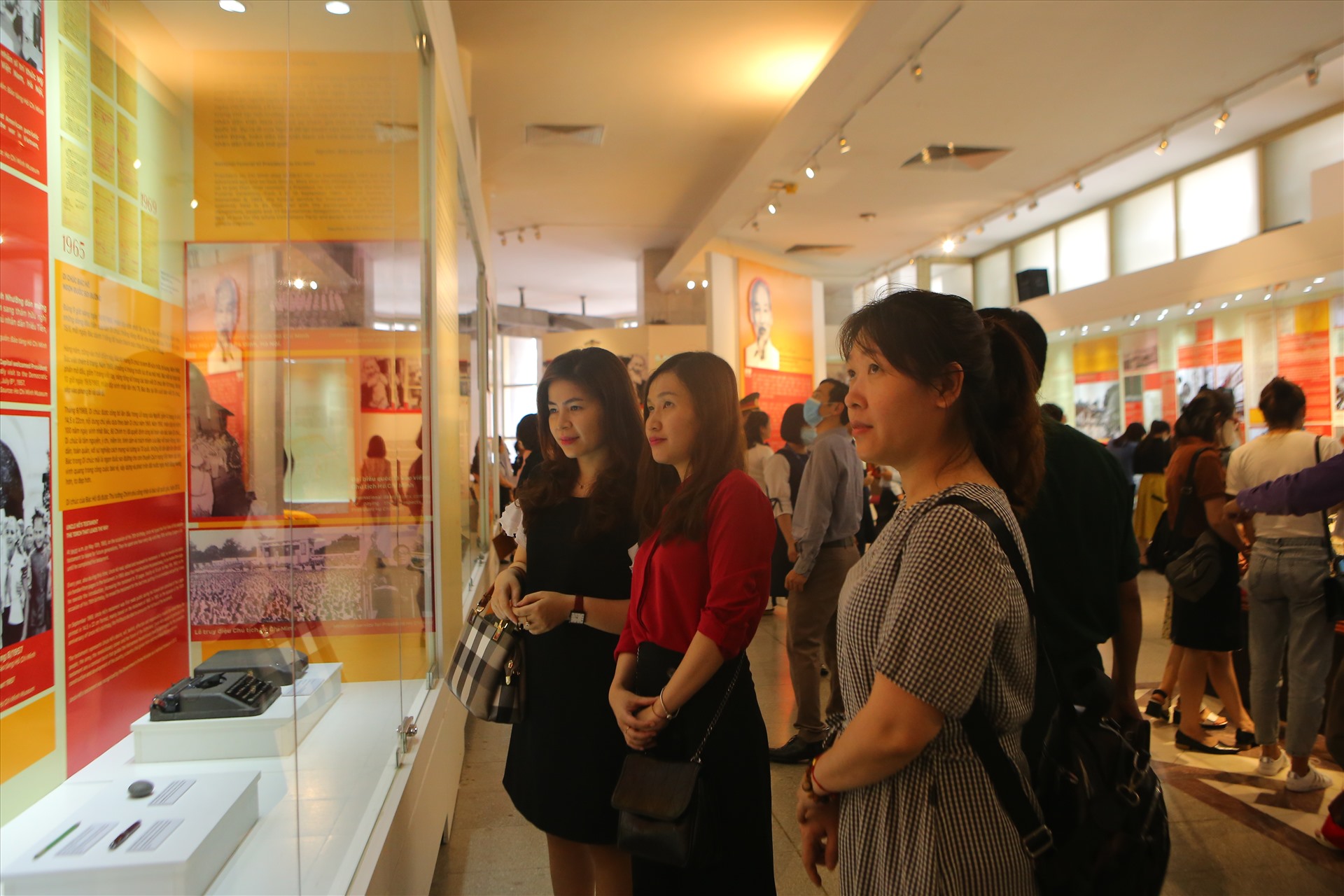 Đến với bảo tàng trong những ngày này, khách tham quan sẽ được chứng kiến nhiều hiện vật và tư liệu quý giá gắn với cuộc đời và sự nghiệp của Chủ tịch Hồ Chí Minh. Ảnh: Hoan Cường