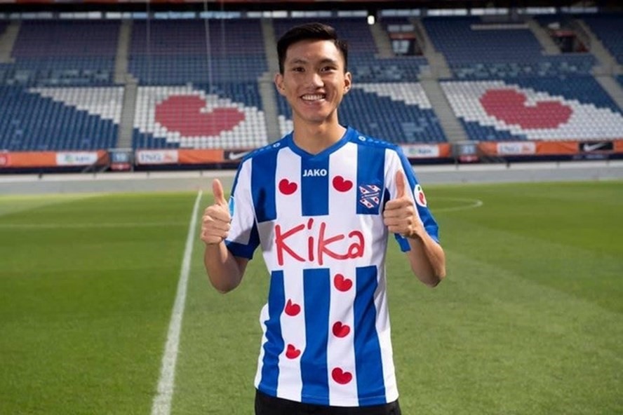 Theo HLV Jansen, Văn Hậu đang tiến bộ, tiến gần đến việc giành suất trong đội hình chính thức. Ảnh: Heerenveen.