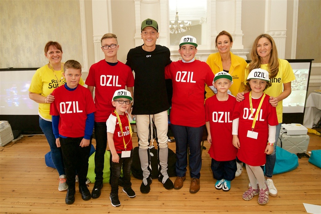 Ozil nổi tiếng là cầu thủ hay đi từ thiện. Ảnh: Getty