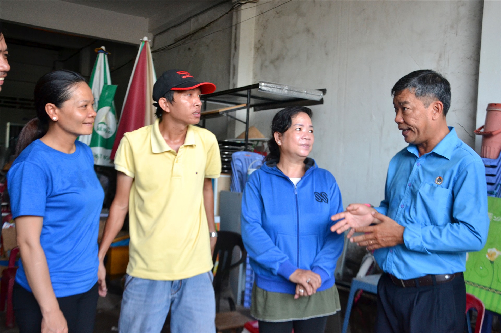 Phó Chủ tịch LĐLĐ An Giang Nguyễn Hữu Giang thăm hỏi đoàn viên bị ảnh hưởng vụ cháy. Ảnh: LT