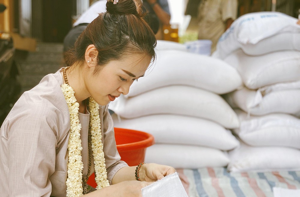 Bên cạnh đó, nữ diễn viên cũng đóng góp để chùa mua gạo làm từ thiện tại tỉnh Tây Ninh trong vài ngày tới. Ảnh: Phạm Nhật Huy.