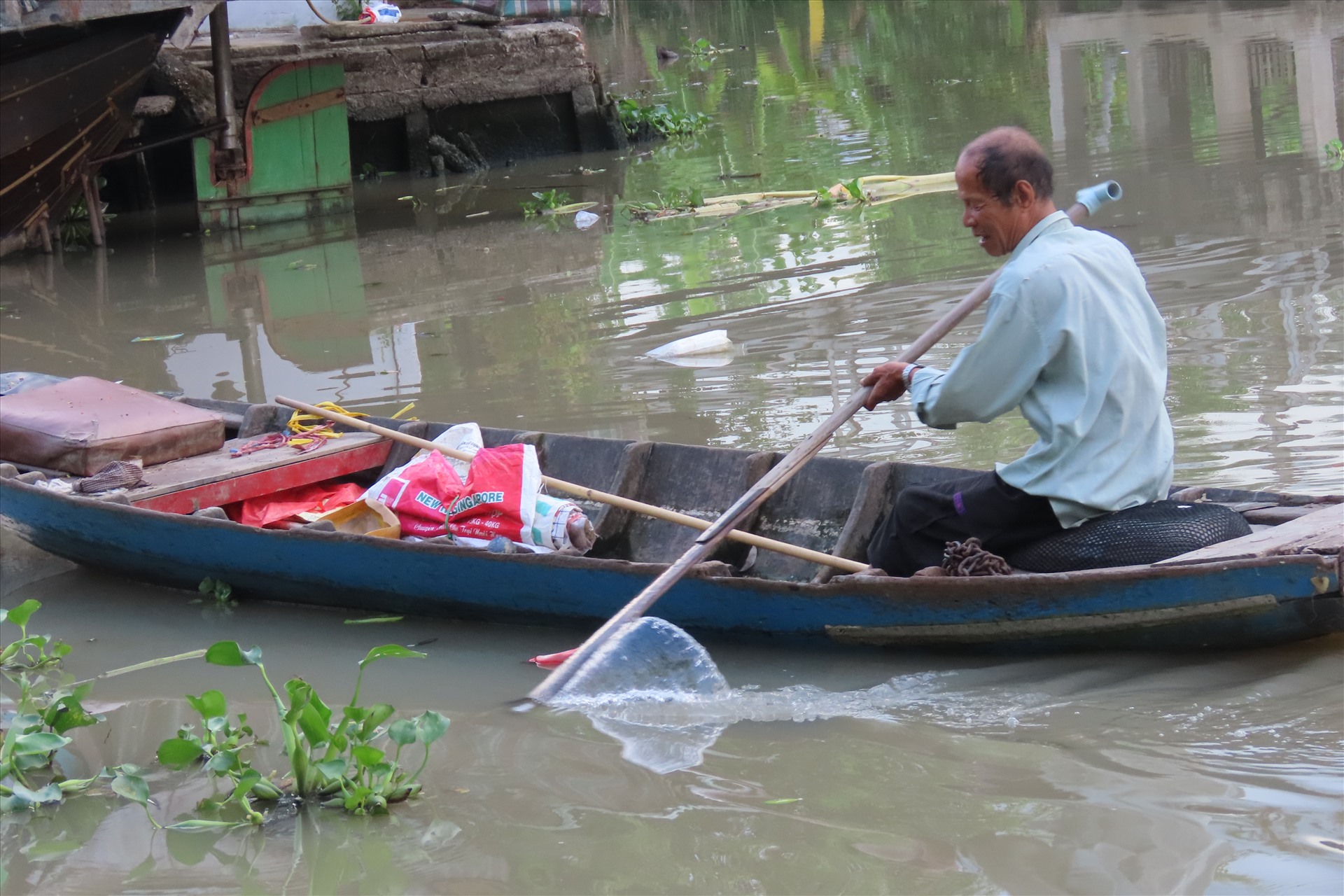 Ông Tuốt bắt đầu đi nhặt rác. Ảnh: S.H