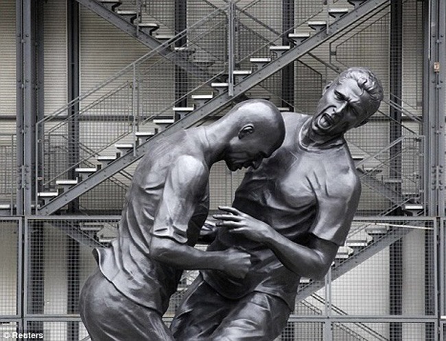 Cú húc đầu lịch sử của Zidane còn được tạc tượng tại Paris. Ảnh:cbc