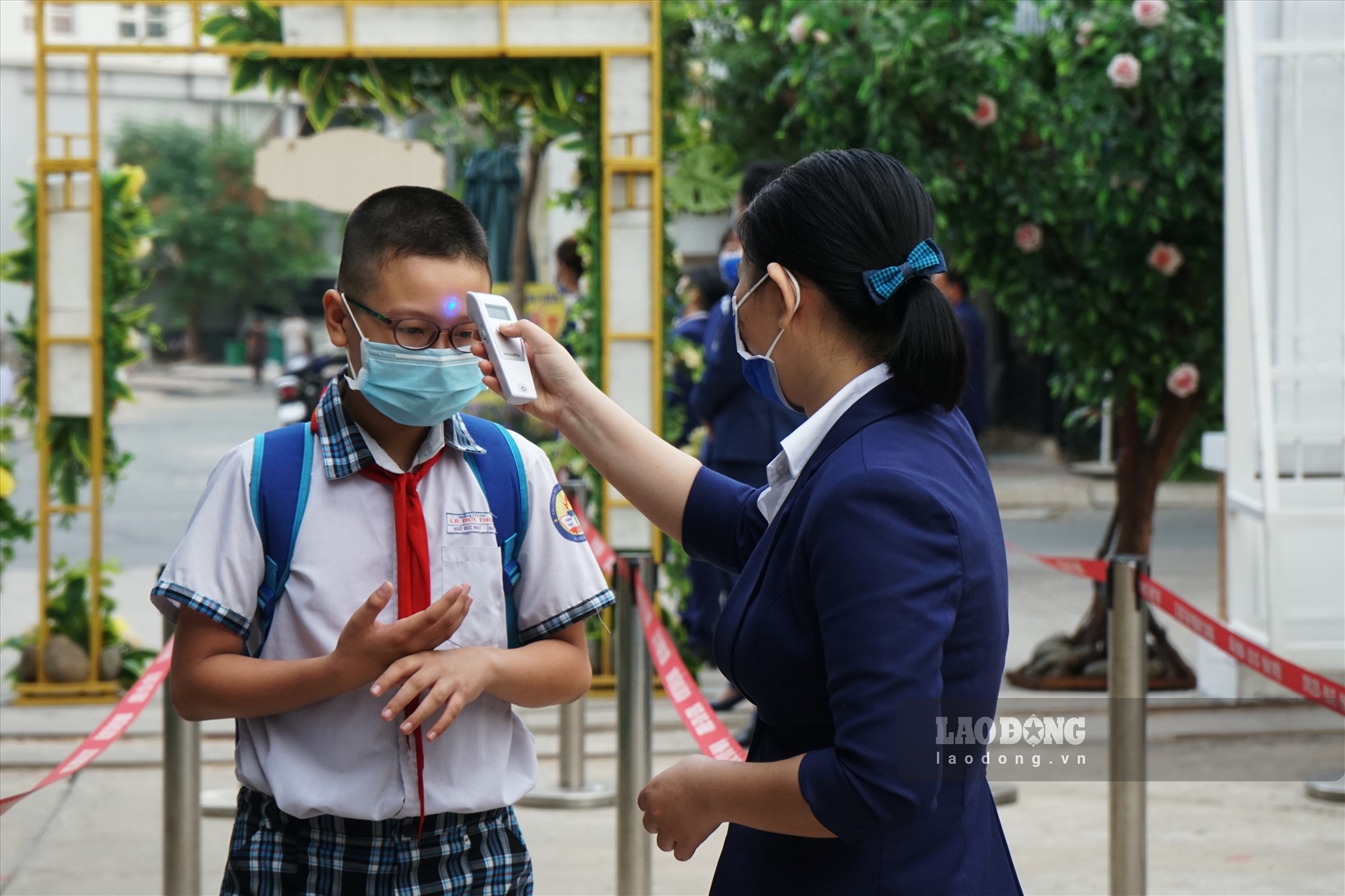 Theo ghi nhận, các em học sinh đều tự trang bị khẩu trang y tế khi đến trường.