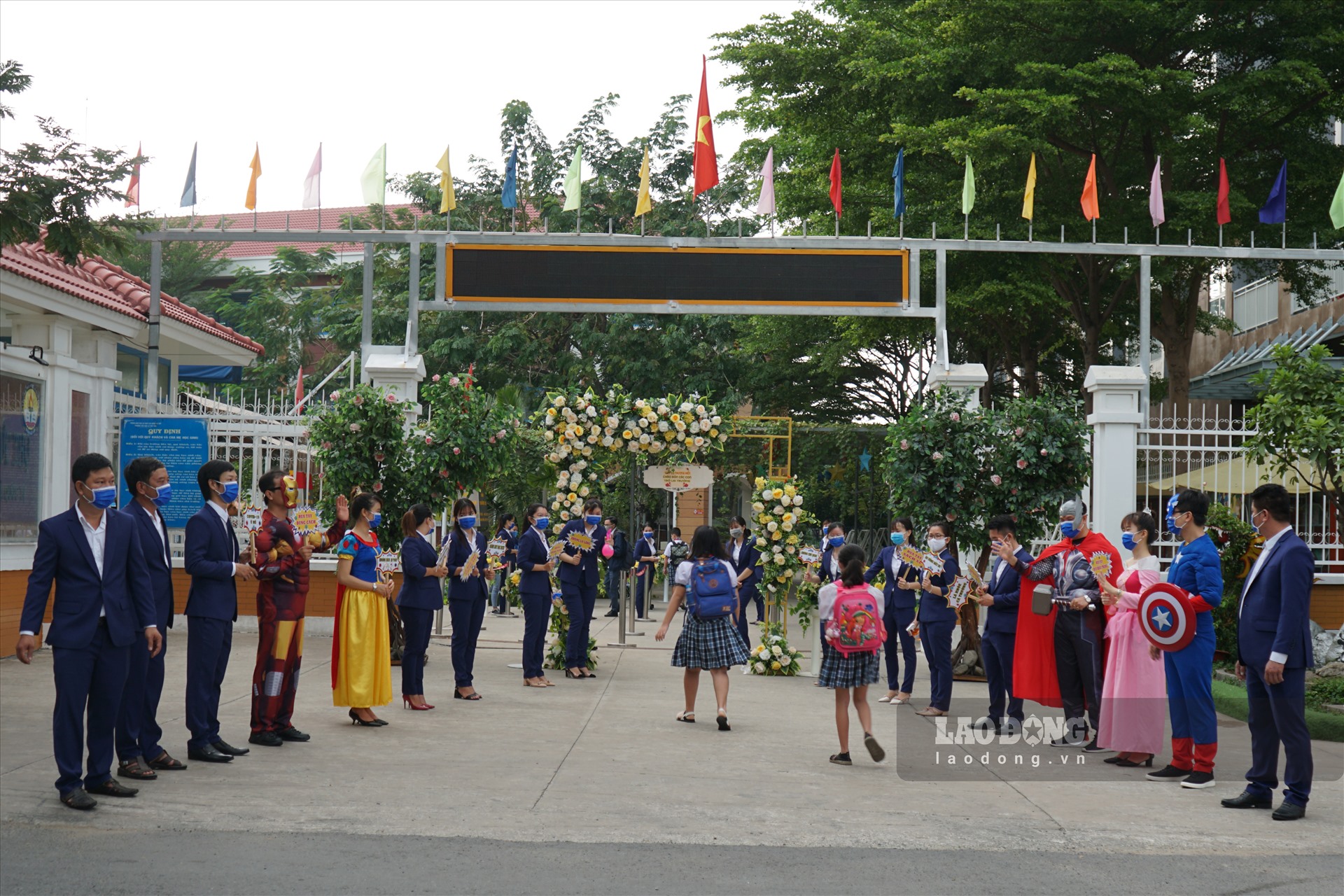 Sáng nay, trường tiểu học Lê Đức Thọ (Phường 15, Quận Gò Vấp, TPHCM) đón hơn 400 học sinh khối 5 của trường sau thời gian nghỉ phòng dịch COVID-19.