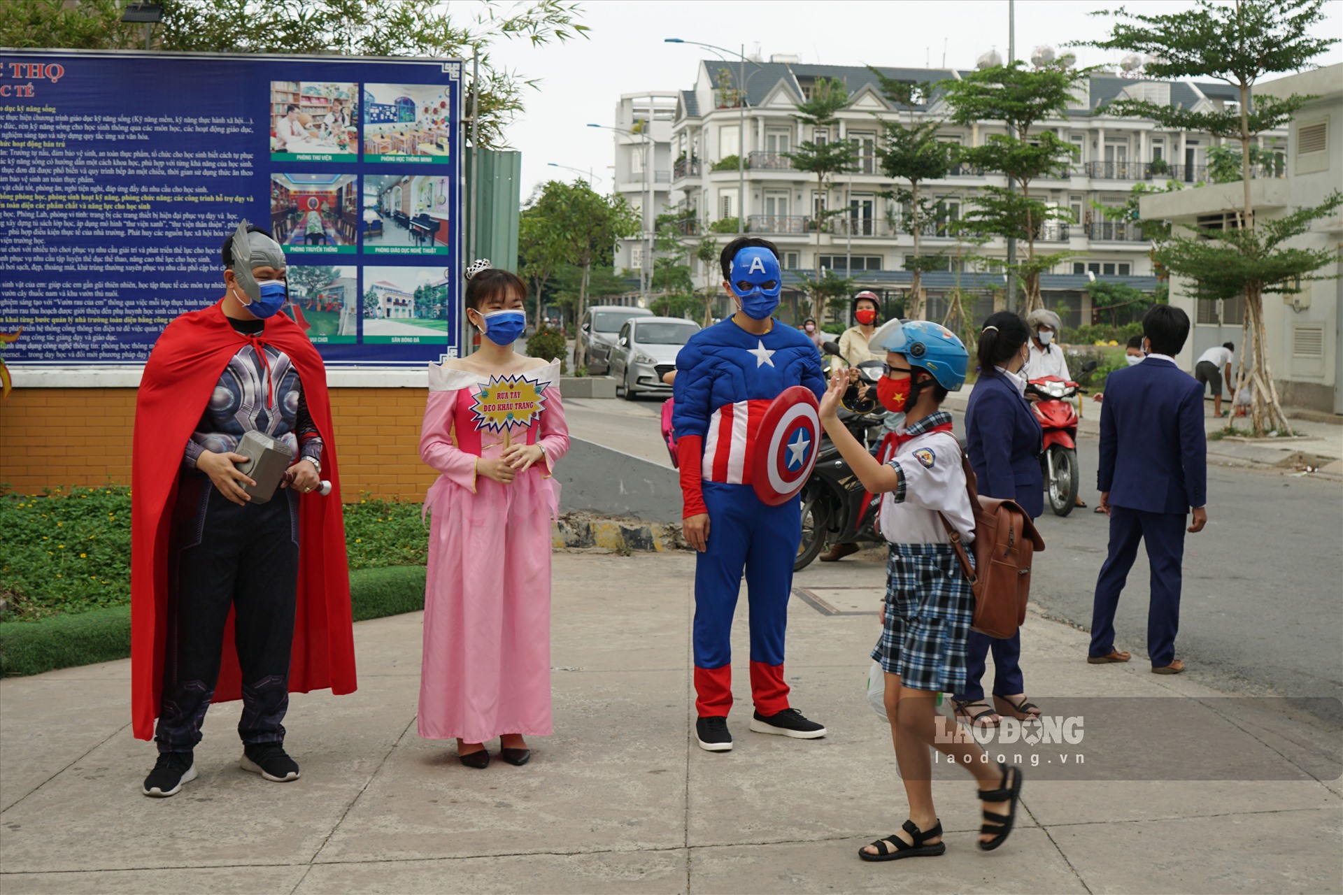 Với mong muốn chào mừng, truyền cảm hứng cho các em học sinh trở lại trường học, một số thầy cô trong trường đã hoá thân thành nhân vật hoạt hình: nàng Bạch Tuyết, Captain America, Thor... đứng ở cổng trường đón các em.