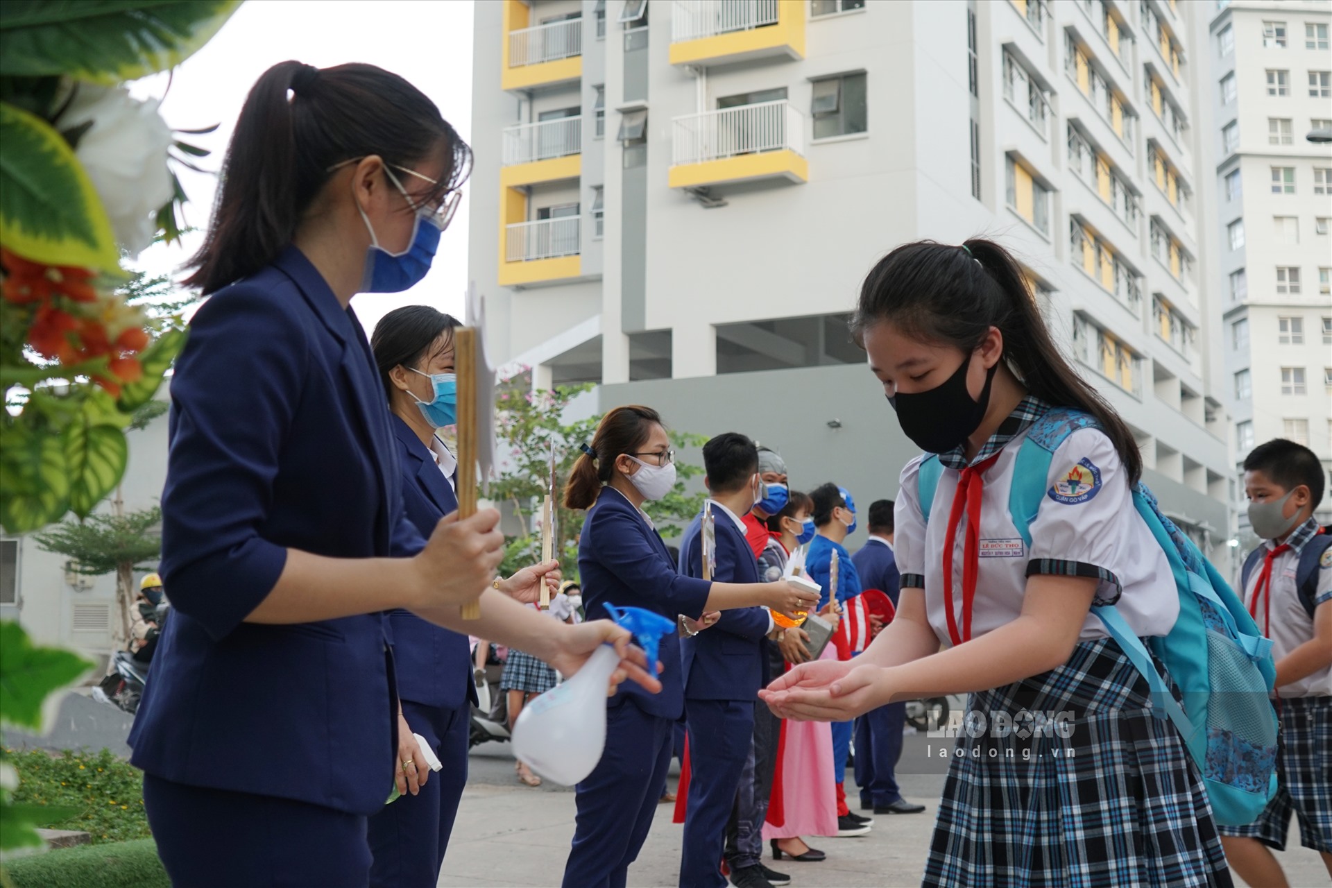 Nhà trường đã tổ chức kiểm tra thân nhiệt, chuẩn bị nước sát khuẩn cho học sinh trước khi vào lớp học.