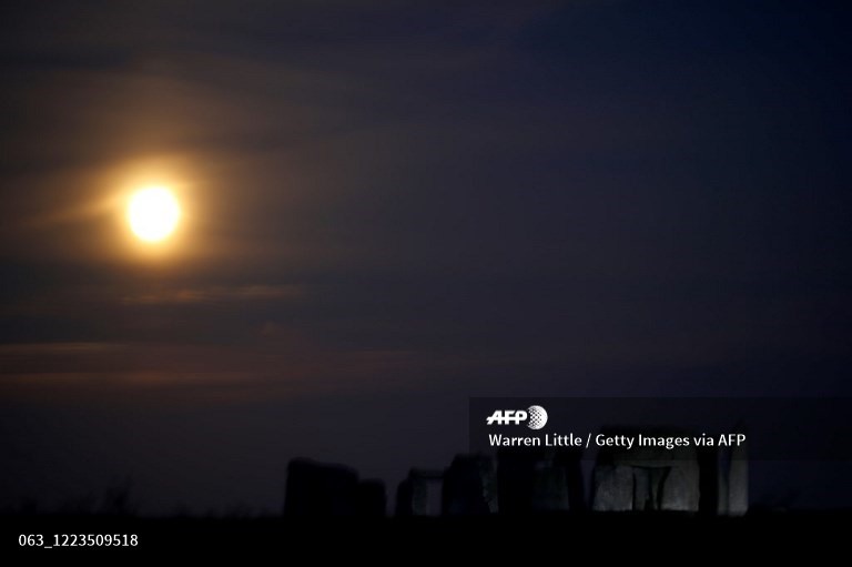 Siêu trăng ở Stonehenge, Wiltshire, Anh. Ảnh: AFP