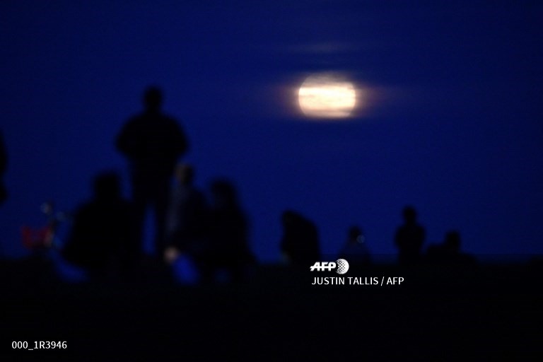 Siêu trăng ở London, Anh. Ảnh: AFP