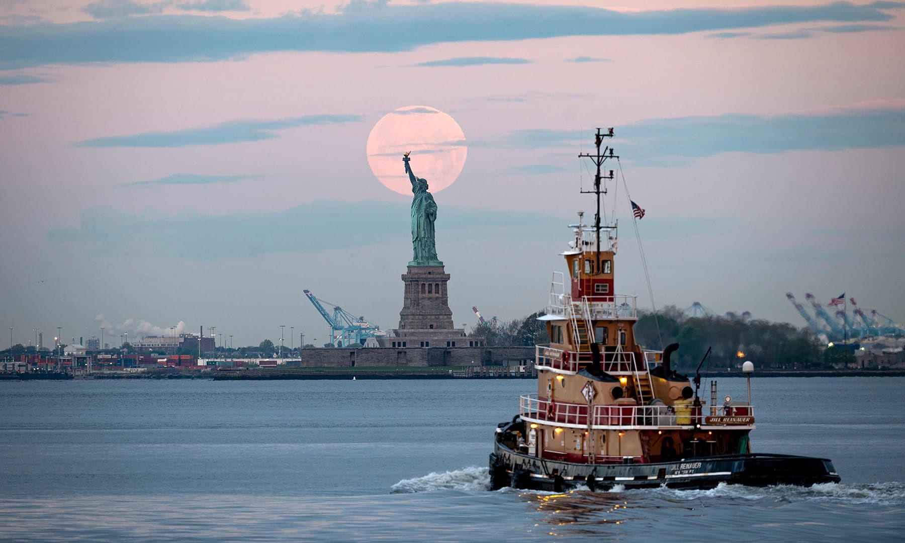 Siêu trăng ngày 7.5 ở Tượng đài Nữ thần Tự do, New York, Mỹ. Ảnh: AFP