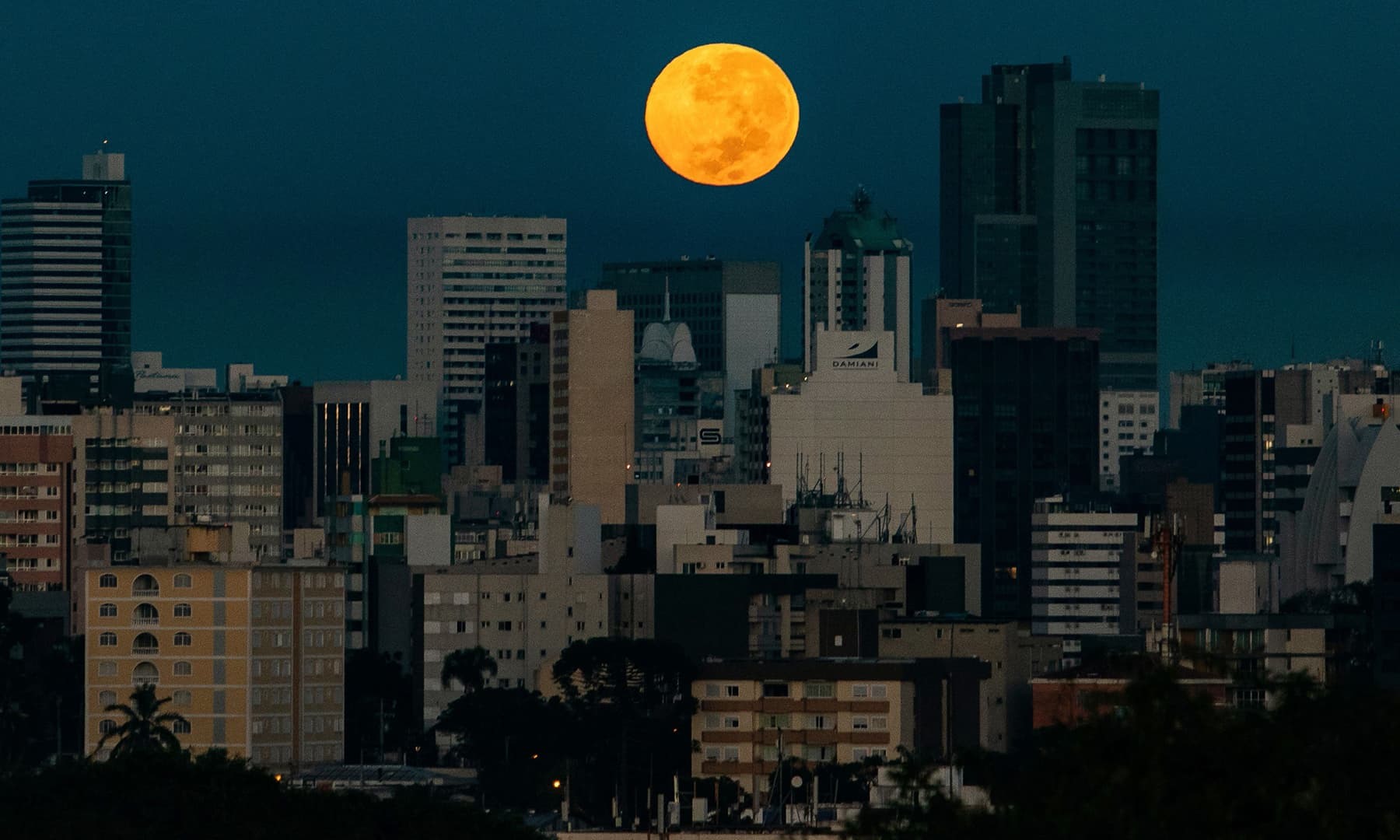 Trăng hoa - siêu trăng cuối cùng của năm 2020 ở Curitiba, Brazil. Ảnh: AFP