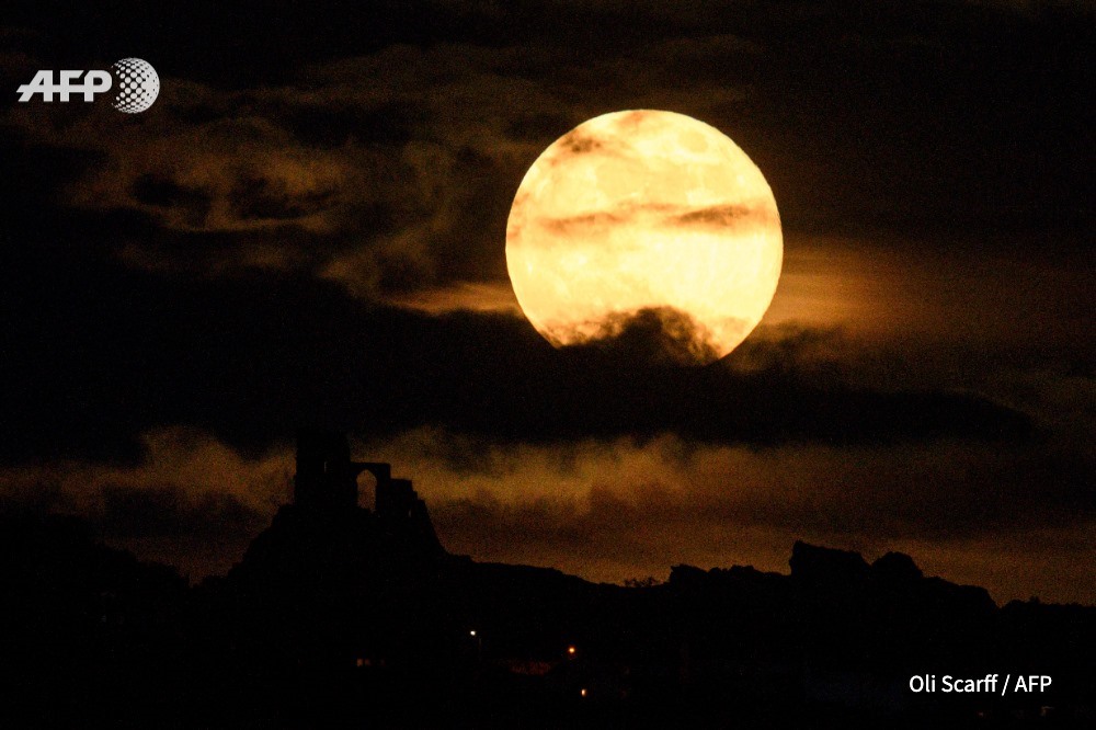 Siêu trăng gần Stoke-on-Trent, miền trung nước Anh. Ảnh: AFP