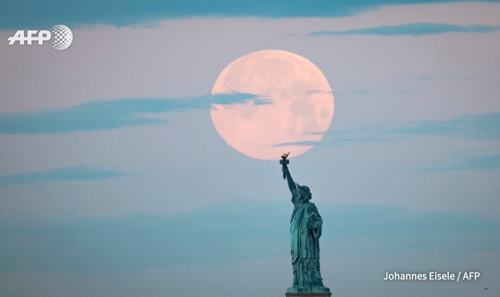 Cận cảnh siêu trăng ở Tượng Nữ thần Tự do, New York, Mỹ. Ảnh: AFP