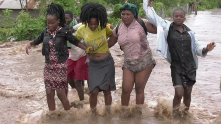 Lũ lụt trên khắp khu vực Đông Phi khiến cả trăm người thiệt mạng. Ảnh: AFP