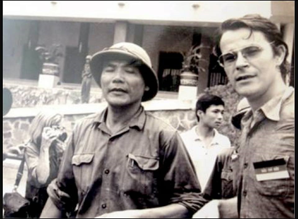 Chính ủy Bùi Văn Tùng và nhà báo Borries Gallasch tại sân Dinh Độc Lập trưa 30.4.1975 (ảnh tư liệu).