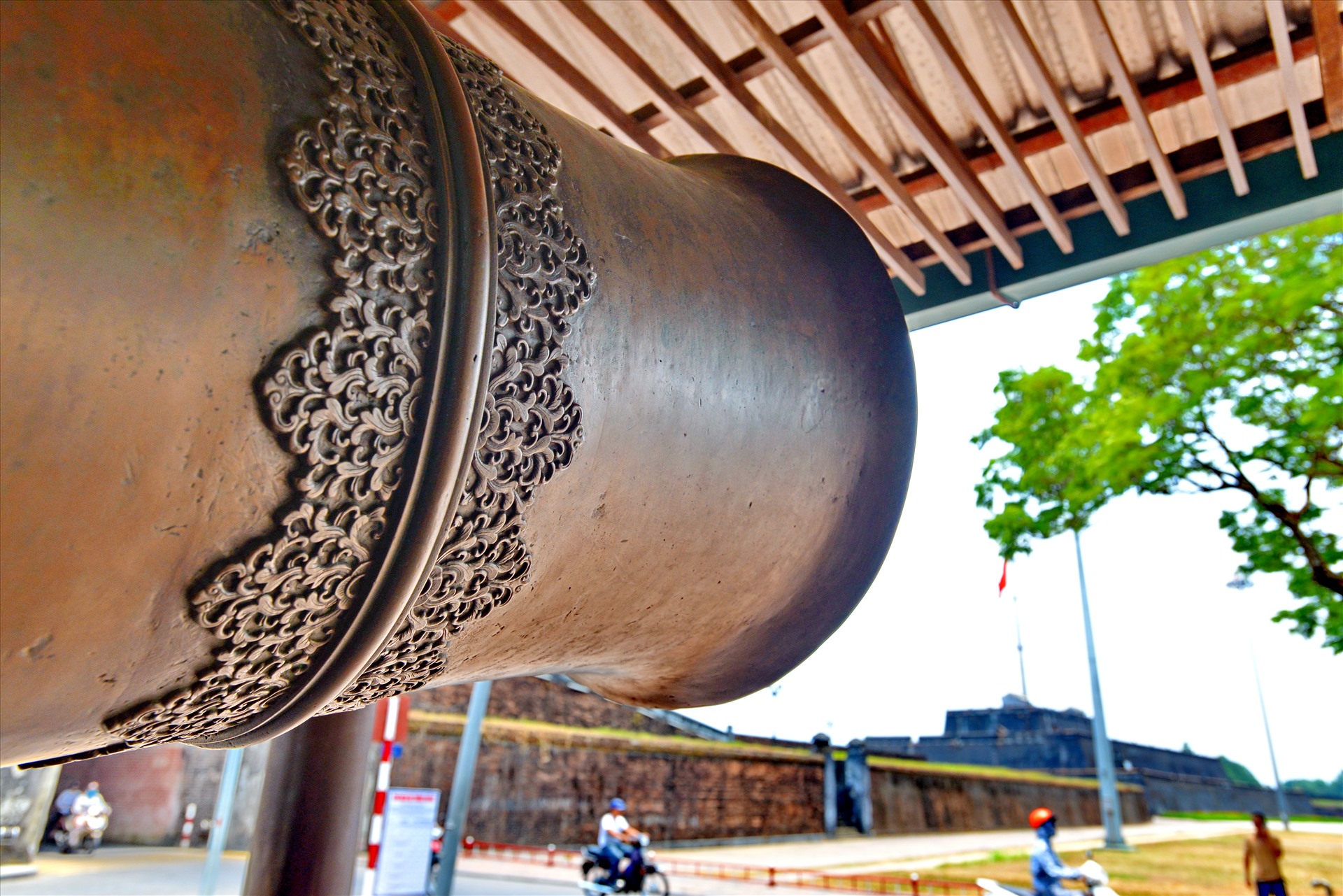 Hoa văn tinh xảo trên nòng một trong số những khẩu đại bác trong bộ Bảo vật Quốc gia Cửu vị thần công đặt trước cửa Ngọ Môn, Huế. Ảnh: Thái Hoàng