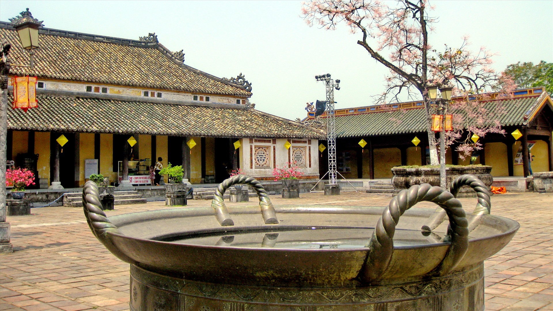 Vạc đồng thời Nguyễn trong Hoàng Thành, Huế. Ảnh: Thái Hoàng