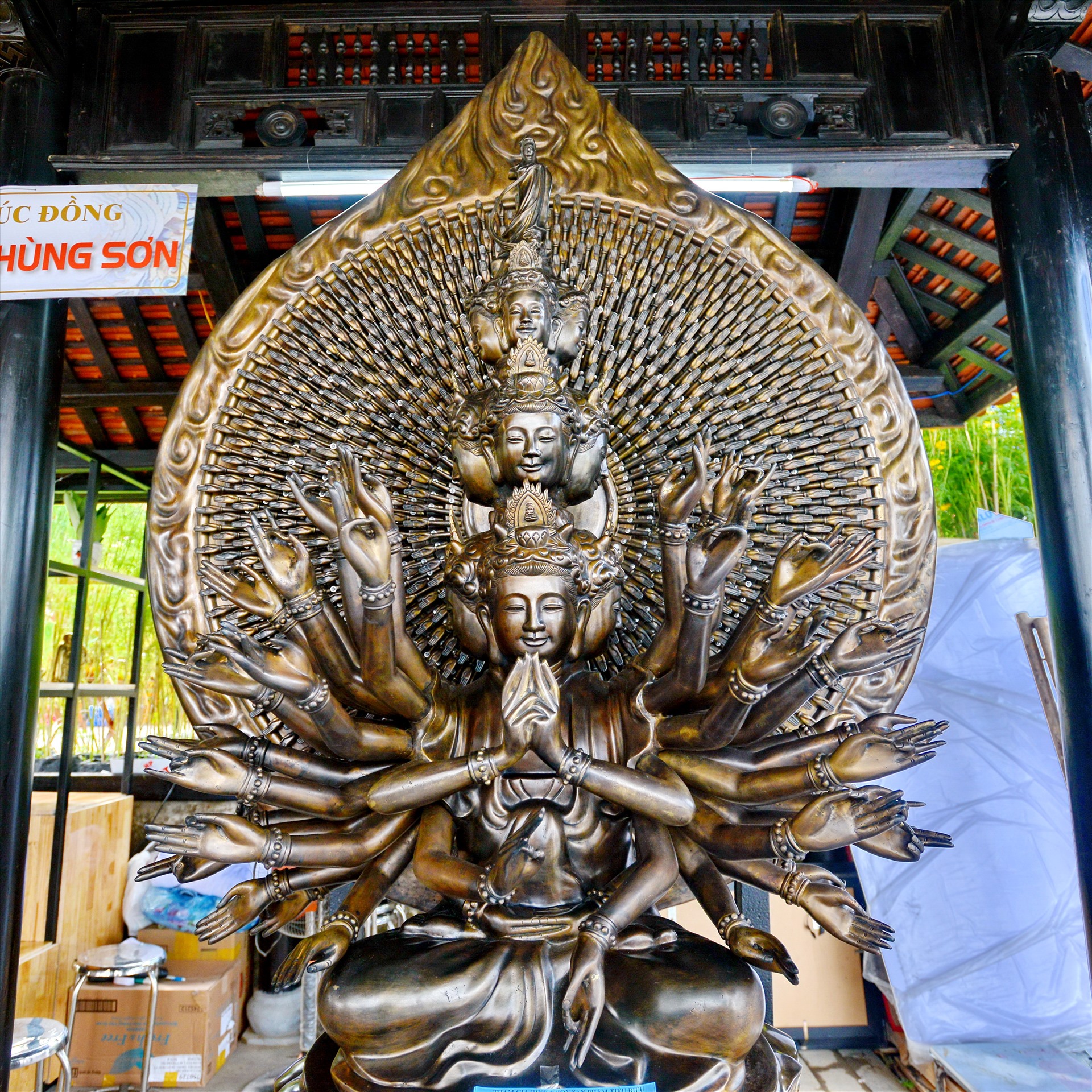 Sản phẩm tượng Phật đồng nghìn tay nghìn mắt của làng nghề đúc đồng Phường Đúc, Huế. Ảnh: Thái Hoàng