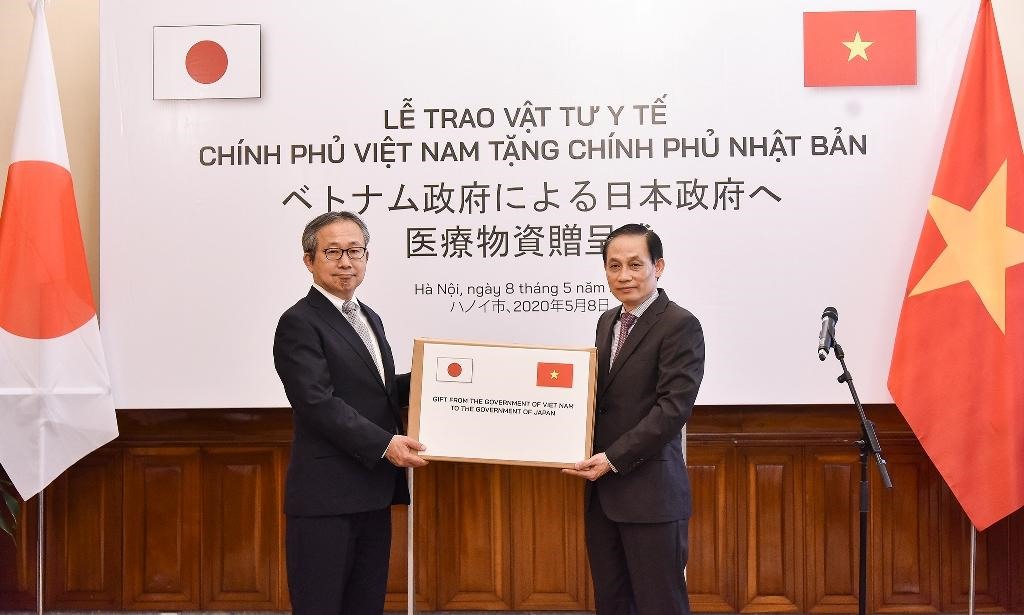 Thứ trưởng Ngoại giao Lê Hoài Trung trao tượng trưng hỗ trợ vật tư y tế cho Đại sứ . Ảnh: BNG