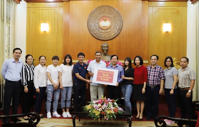 Đội tuyển nữ Việt Nam ủng hộ  phòng chống dịch COVID-19. Ảnh: MTTQ Việt Nam