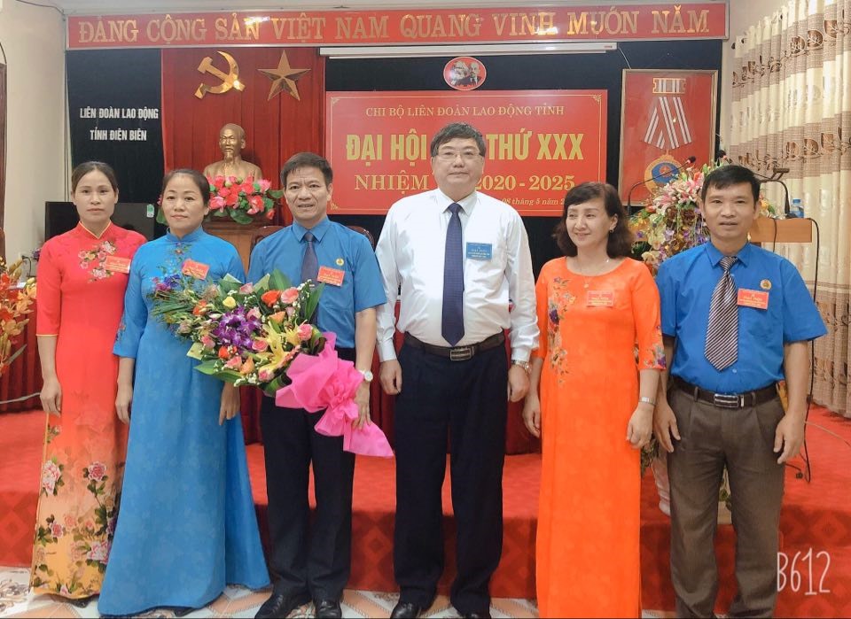 Đồng chí Hoàng Ngọc Vinh - UVBTV Đảng bộ Khối các cơ quan Doanh nghiệp tỉnh, Phó Ban Nội chính tỉnh ủy tặng hoa chúc mừng các đồng chí trong Ban chi ủy mới