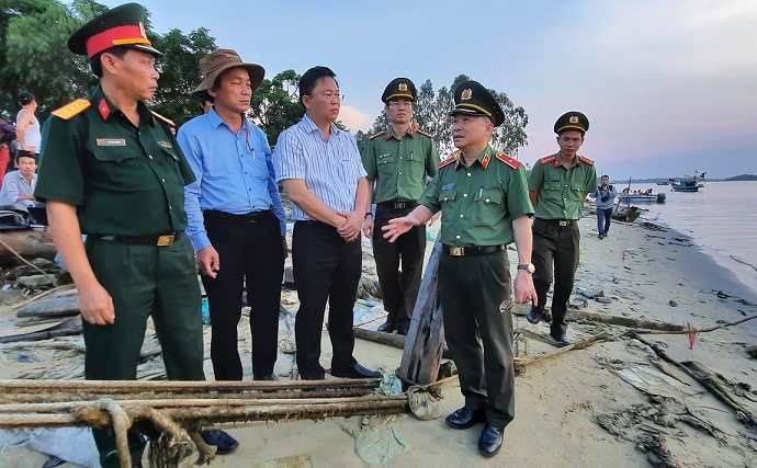 Thiếu tướng Nguyễn Đức Dũng - Giám đốc Công an tỉnh Quảng Nam và ông Lê Trí Thanh - Chủ tịch  UBND tỉnh Quảng Nam   trực tiếp có mặt ở hiện trường để chỉ đạo công tác tìm kiếm các nạn nhân.