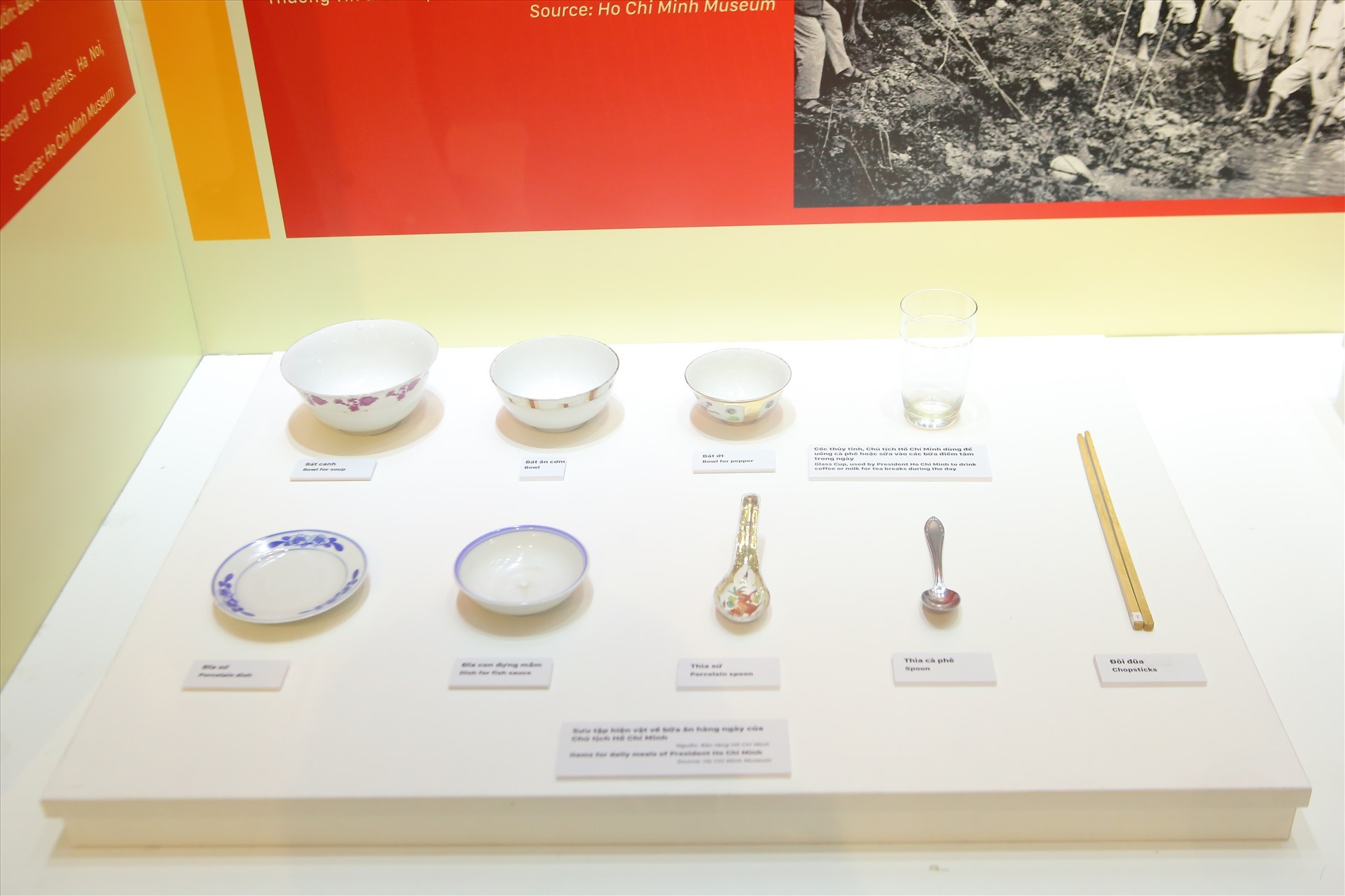 Một số hiện vật quý của Chủ tịch Hồ Chí Minh được giới thiệu tại triển lãm. Ảnh: Phạm Đông.