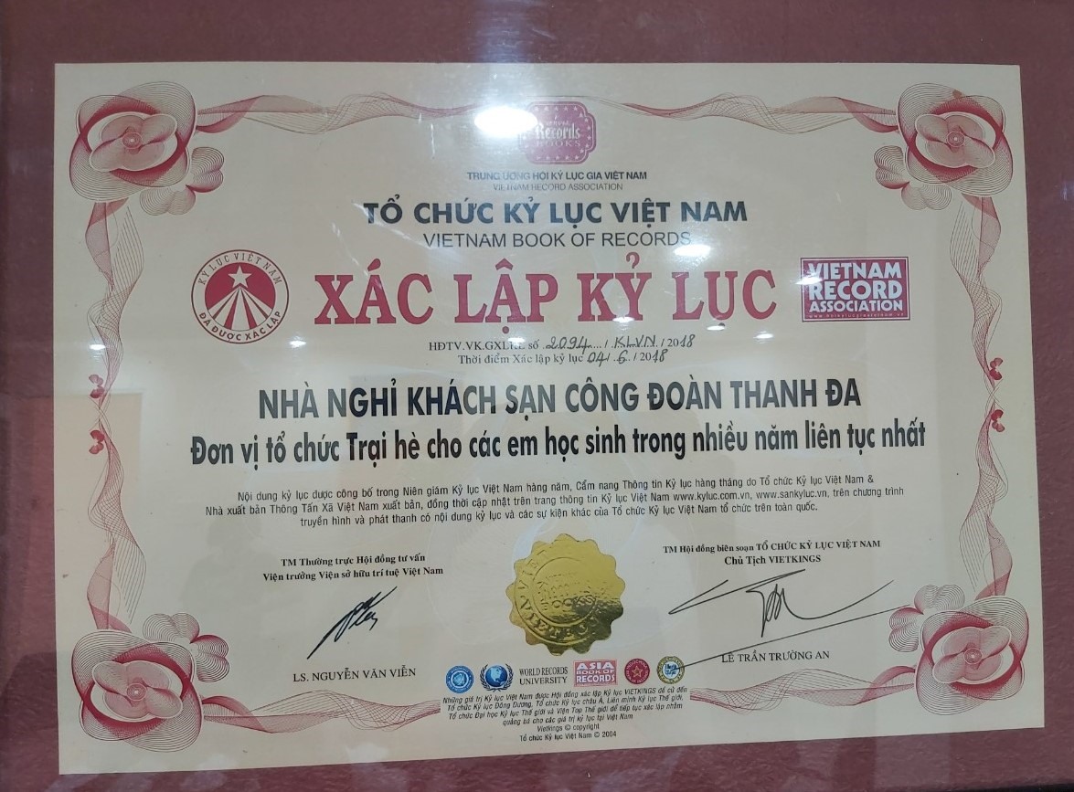 Bằng chứng nhận là “Đơn vị tổ chức trại hè cho các em học sinh trong nhiều năm liên tục nhất”  của tổ chức kỷ lục Việt Nam cho Nhà nghỉ, khách sạn Công đoàn Thanh Đa. Ảnh Nam Dương