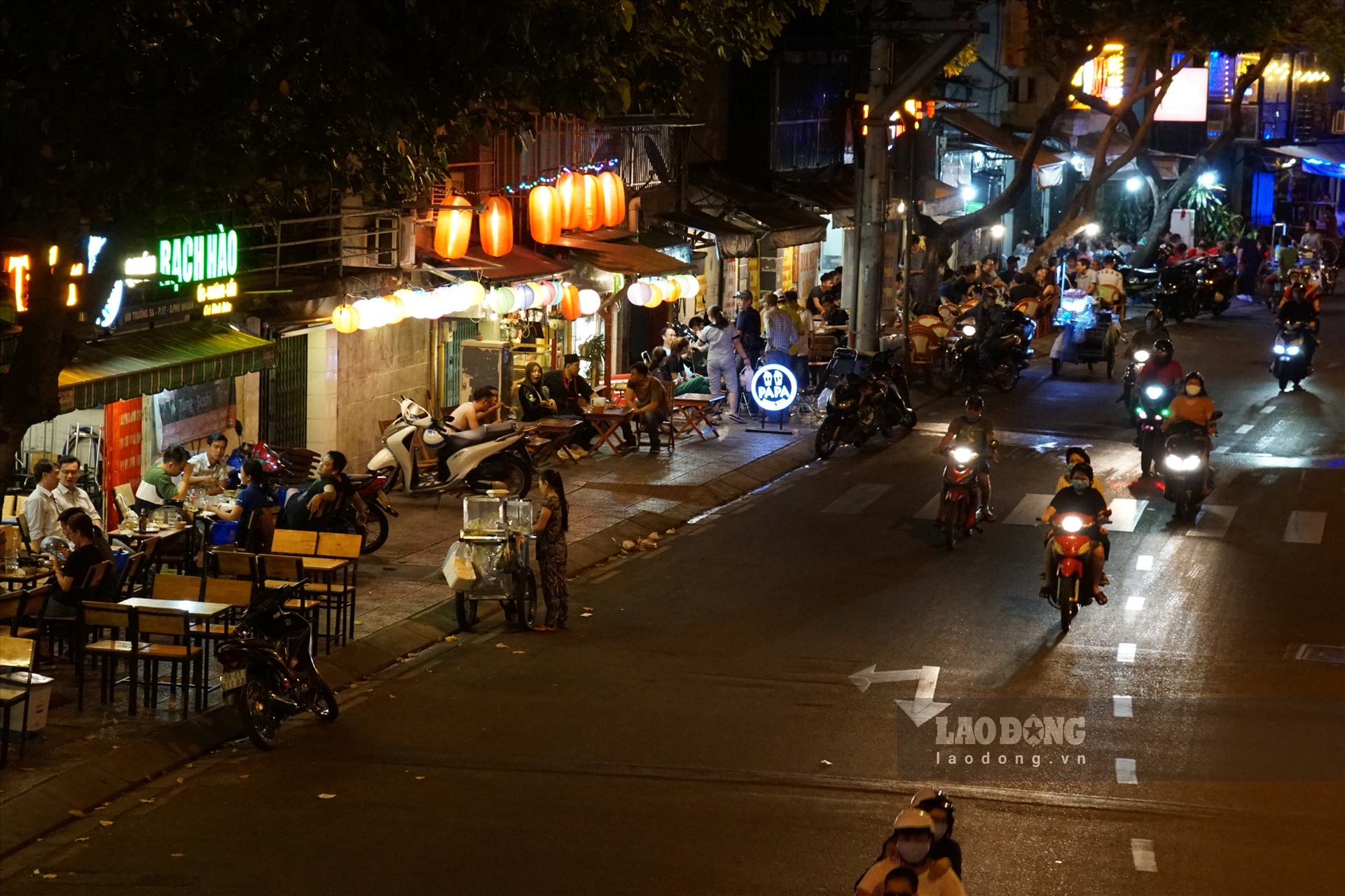 Những ngày sau cách ly xã hội, các hàng quán bắt đầu hoạt động trở lại. Người dân người dân TPHCM đổ ra các quán nhậu xả hơi.