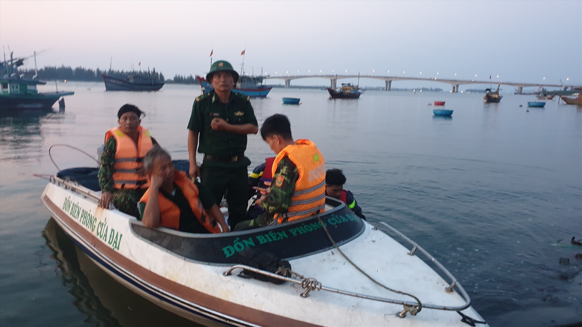 Lực lượng tìm kiếm các thi thể trong vụ lật tàu ở sông Thu Bồn.