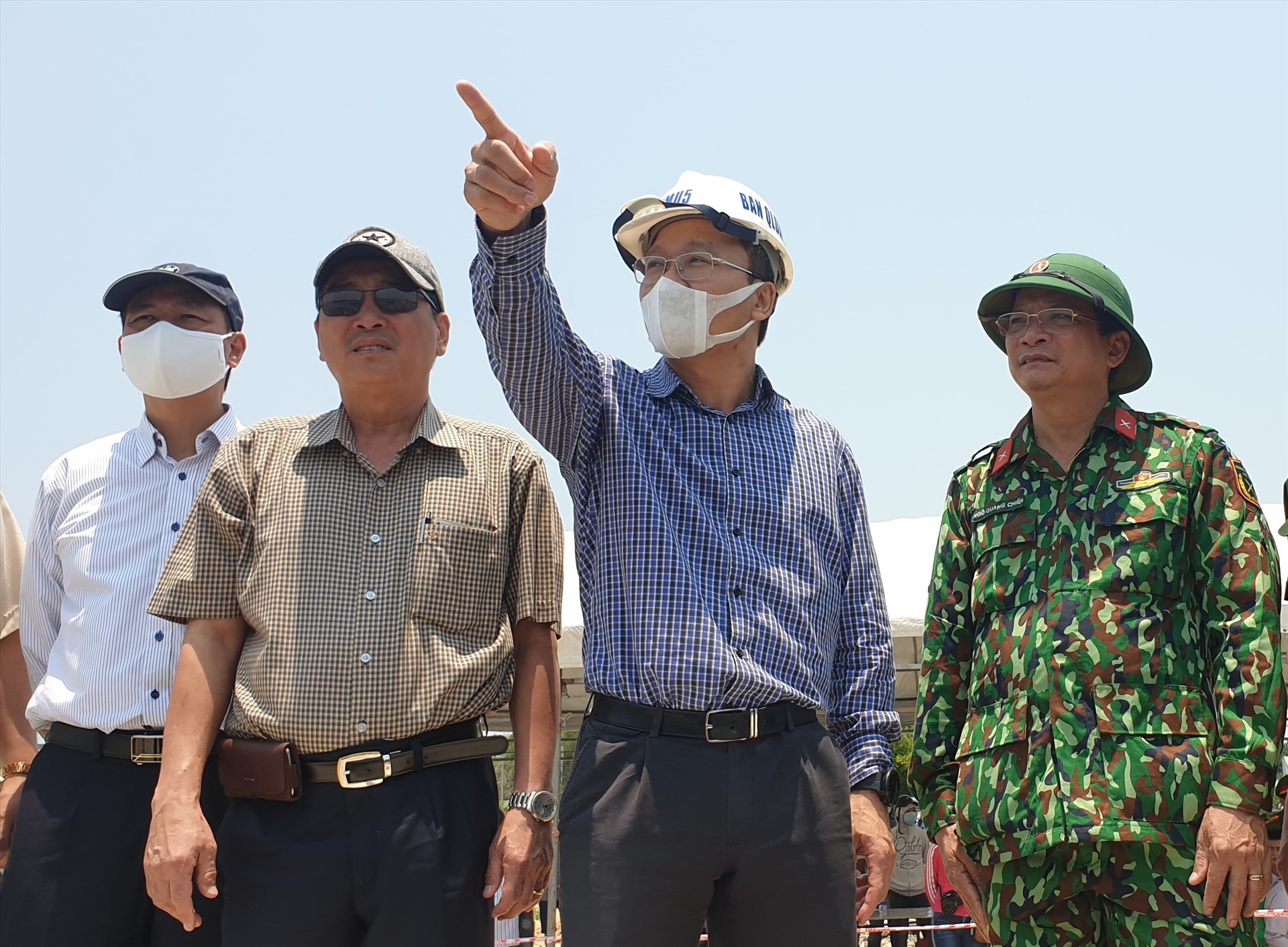 Ông Khuất Việt Hùng - Phó Chủ tịch chuyên trách Uỷ ban ATGT Quốc gia trực tiếp đến hiện trường kiểm tra vụ lật ghe trên sông Thu Bồn.