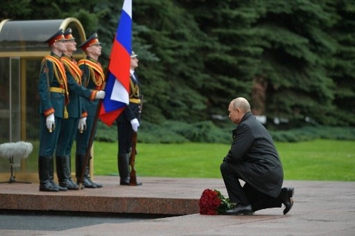 Trong ngày 9.5, ông Putin đã có bài phát biểu tên truyền hình sau khi đặt bó hoa hồng tại đài tưởng niệm ở thủ đô Mátxcơva. Ảnh: AFP.
