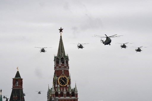 Tương tự, lễ diễu binh trên không mừng ngày Chiến thắng cũng được tổ chức tại các thành phố khác của Nga, tuy nhiên, nhiều nơi phải hủy bỏ vì điều kiện thời tiết không thuận lợi. Ảnh: AFP.