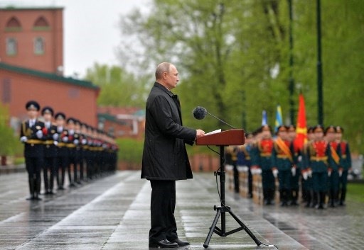 Trong bối cảnh đại dịch COVID-19, Tổng thống Vladimir Putin đã hoãn lại lễ diễu binh lớn ở Quảng trường Đỏ, thủ đô Mátxcơva trong lễ kỷ niệm Ngày Chiến thắng tổ chức thường niên. Ảnh: AFP.