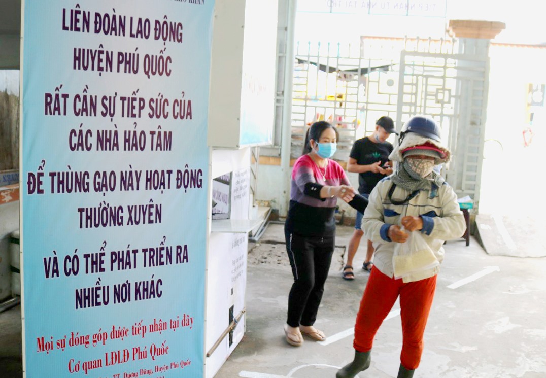 LĐLĐ Phú Quốc hưởng ứng Tháng Công nhân 2020 bằng việc thành lập 4 thùng gạo thiện nguyện phủ sóng khắp đảo Phú Quốc. Ảnh: LT