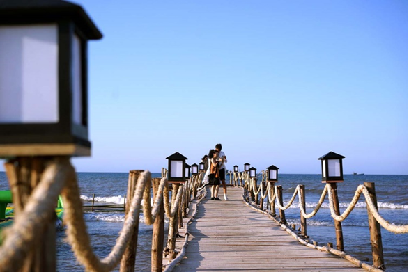 Cầu gỗ vươn ra biển Thuận An là nơi check in lý tưởng cho giới trẻ