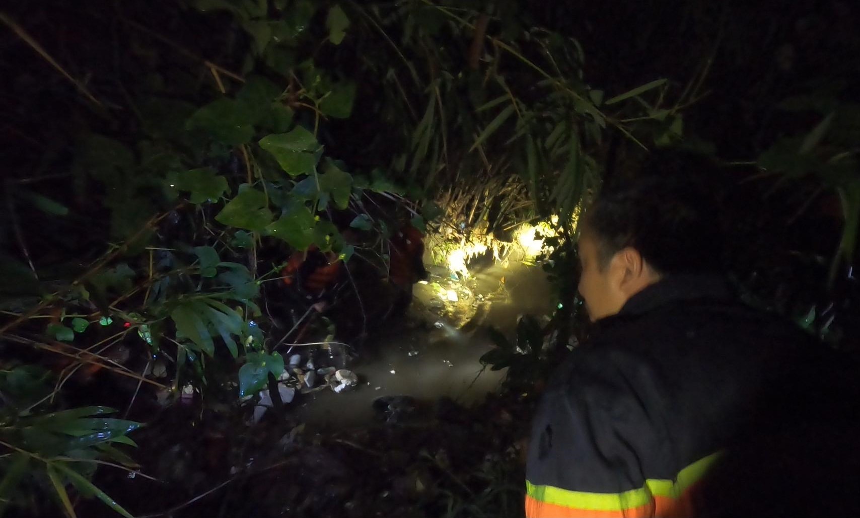 Cảnh sát cứu hộ tìm kiếm ban đêm ở con suối chảy ra sông Đồng Nai.
