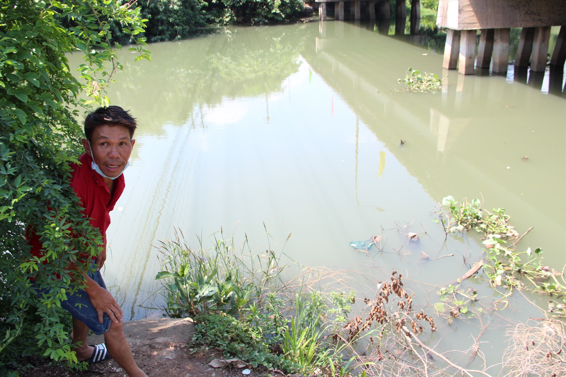 Người dân tìm kiếm dọc con kênh đổ ra sông Đồng Nai. Đình Trọng
