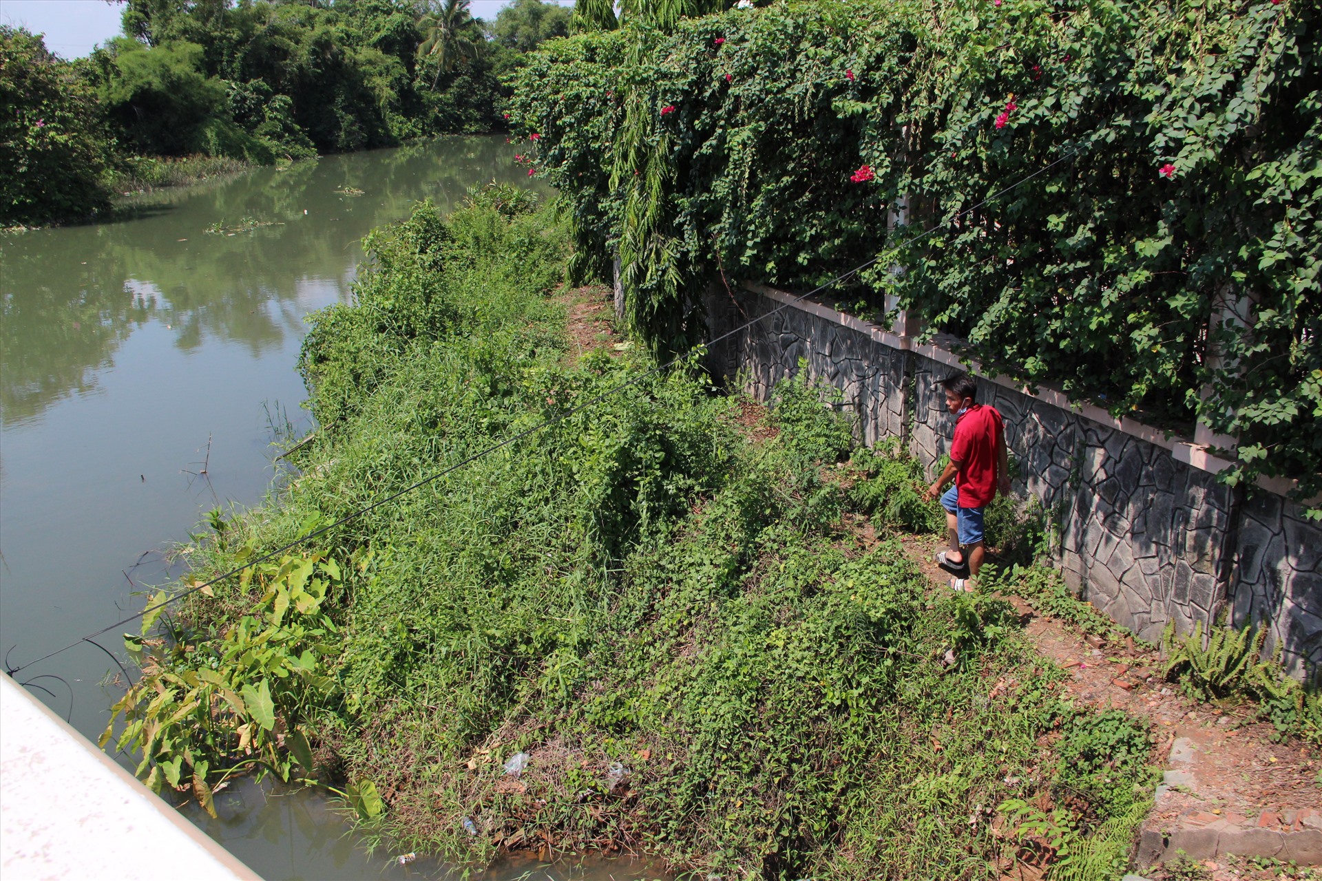 Người dân tìm kiếm dọc con kênh đổ ra sông Đồng Nai. Đình Trọng