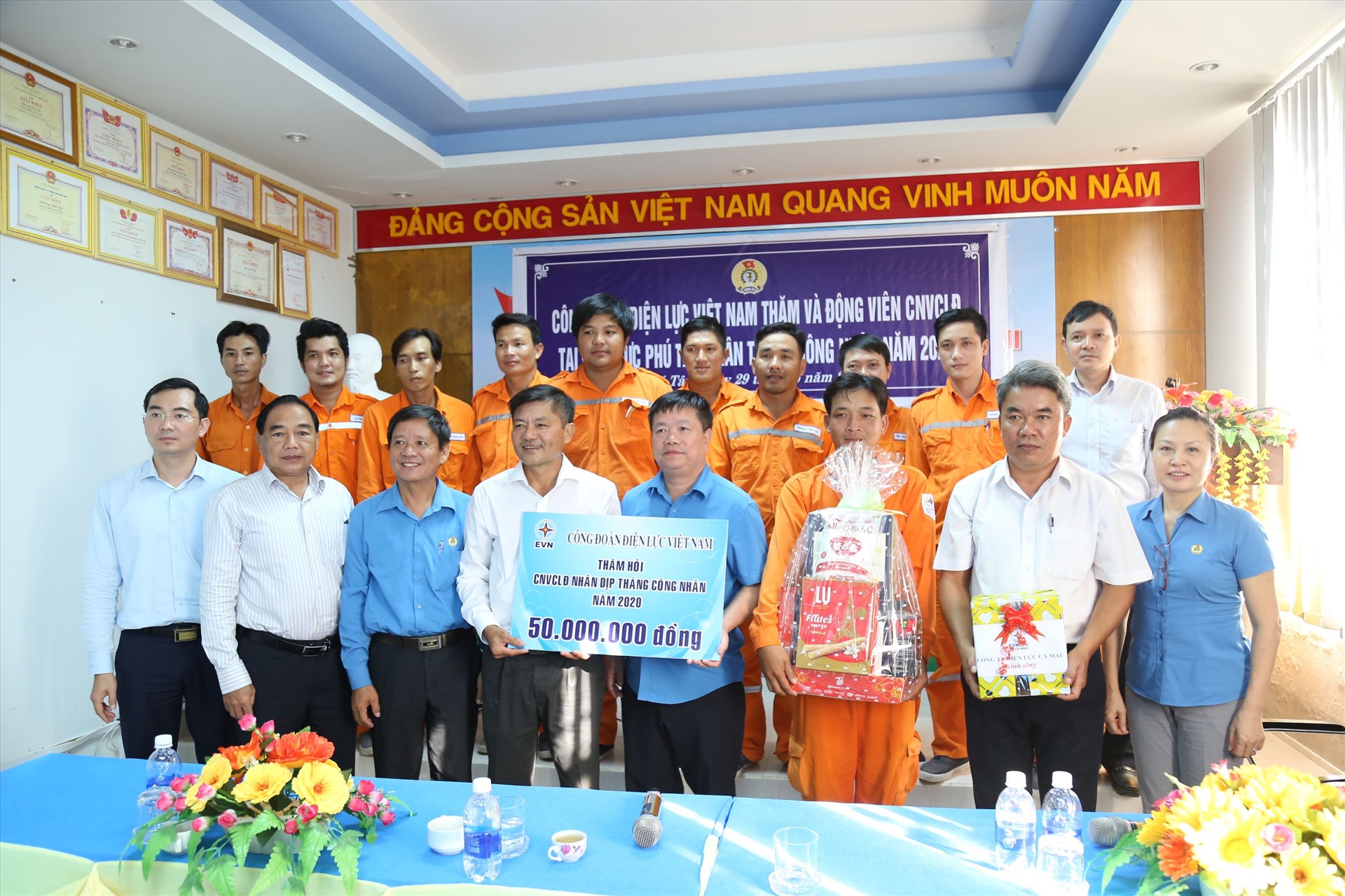 Chủ tịch Công đoàn Điện lực Việt Nam trao tiền và quà thăm hỏi CNVCLĐ Điện lực Phú Tân (Pc Cà Mau)