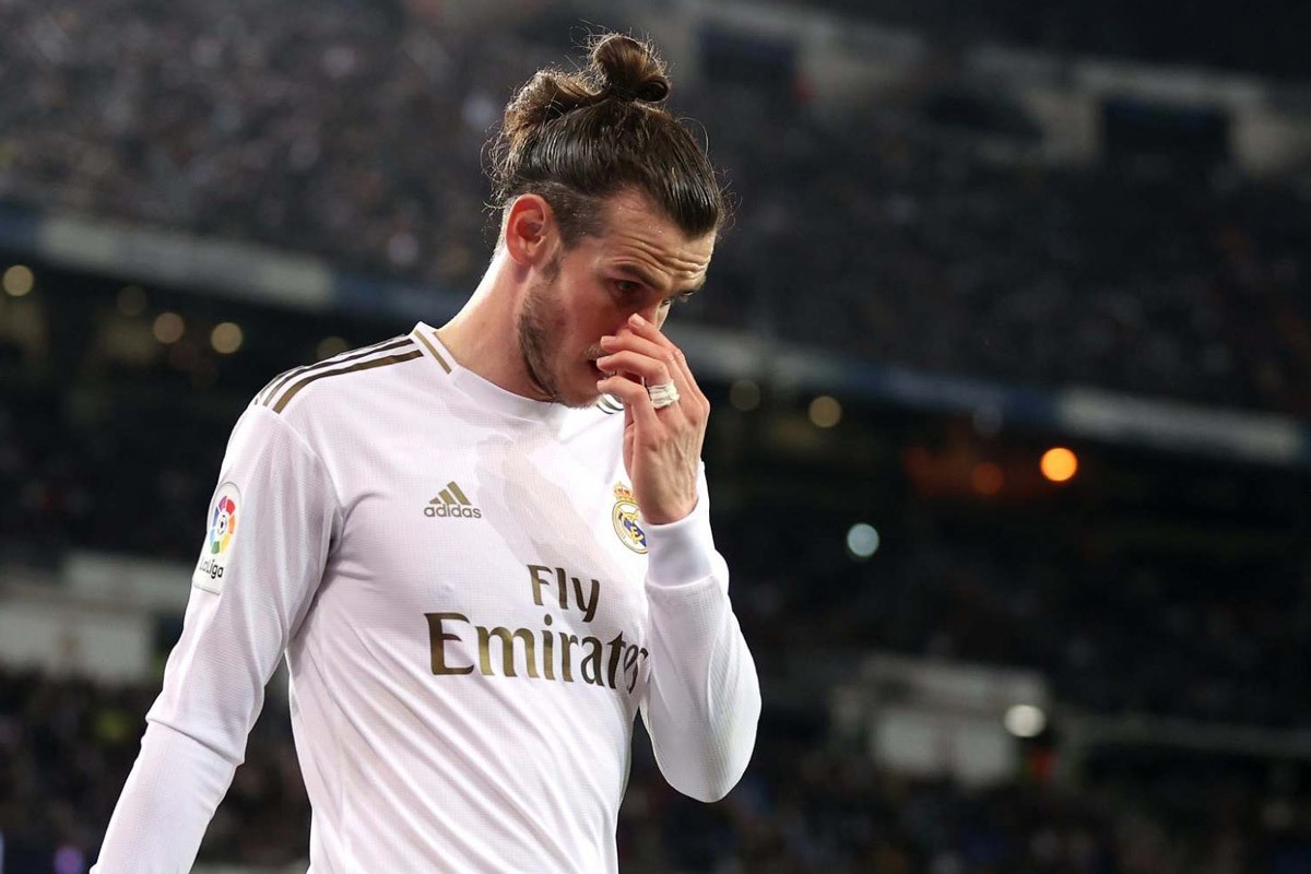 Phản ứng  của Gareth Bale trước sự chế giễu của fan. Ảnh: Getty