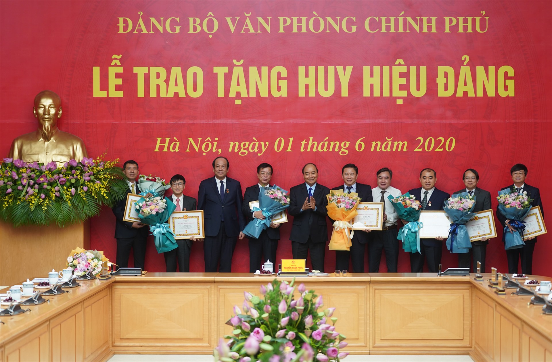 Bảy đồng chí thuộc các Vụ, Cục của VPCP được trao tặng Huy hiệu 30 năm tuổi Đảng - Ảnh: Quang Hiếu